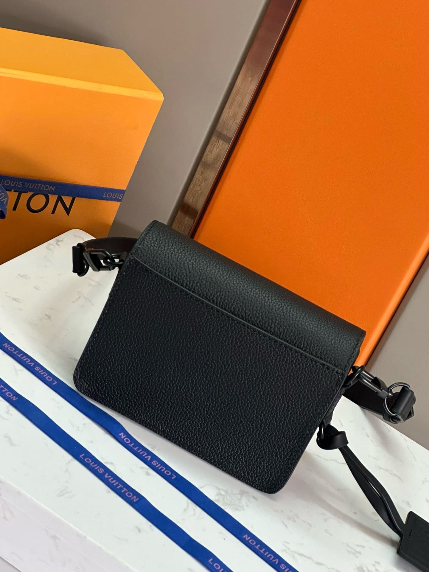 L0vis Vvtt0n M82085 Fastline Wearable Wallet