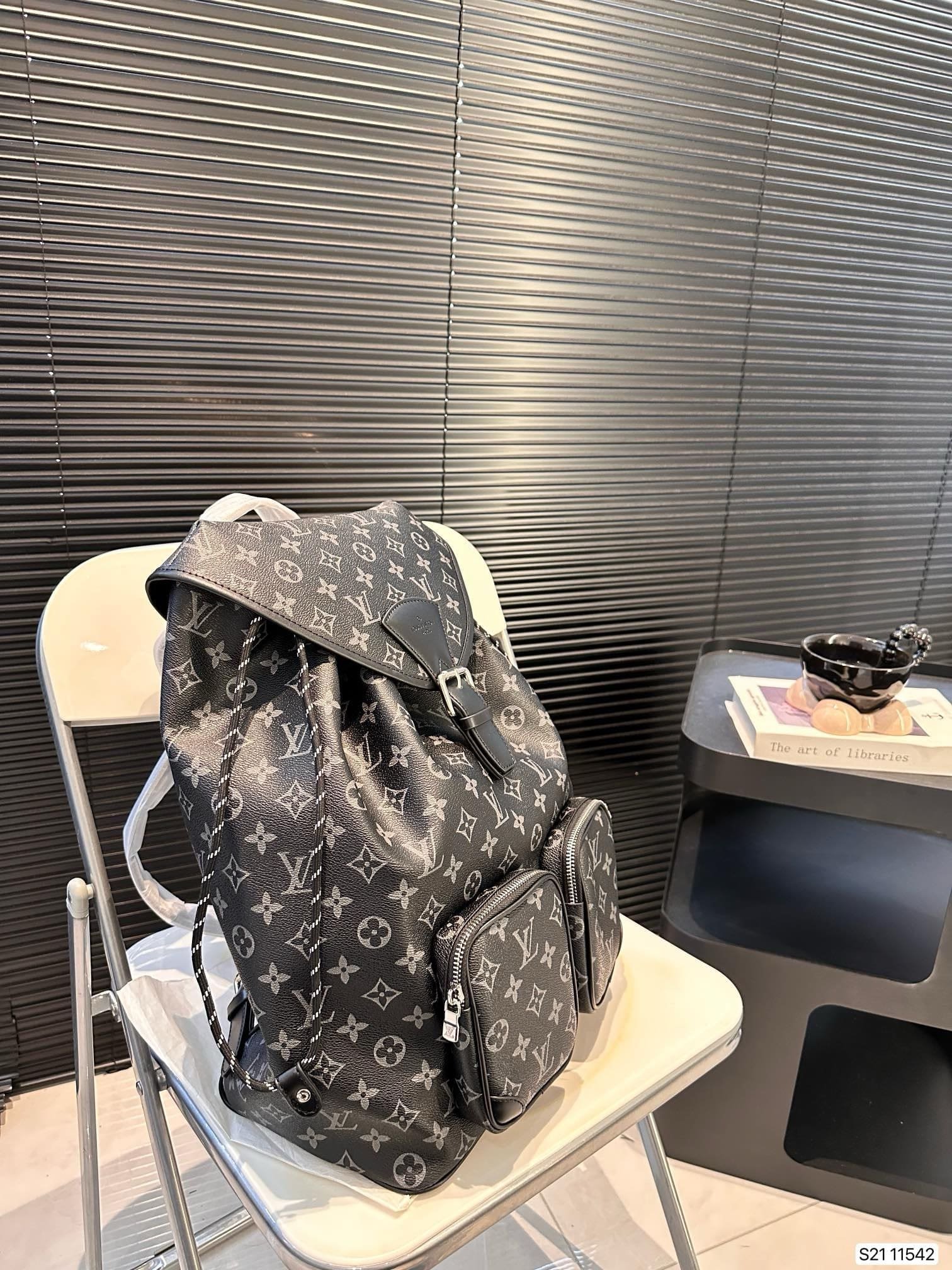 L0vis Vvtt0n Backpack