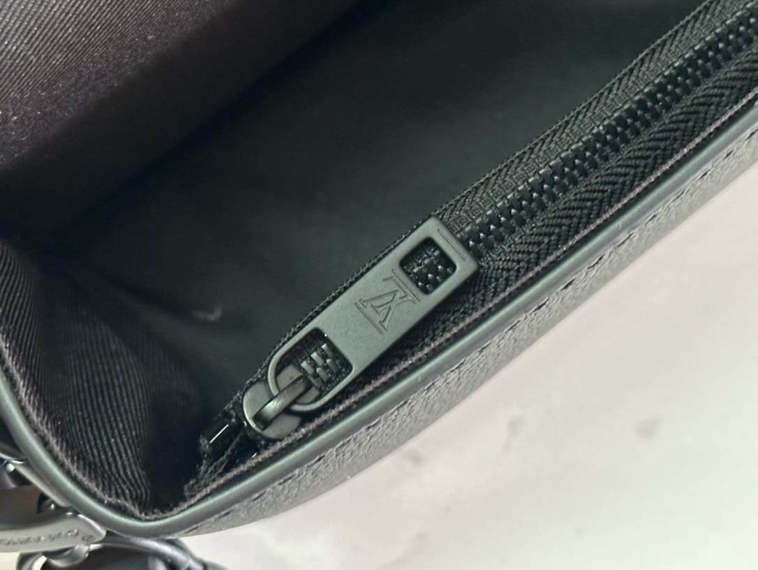 L0vis Vvtt0n M82085 Fastline Wearable Wallet