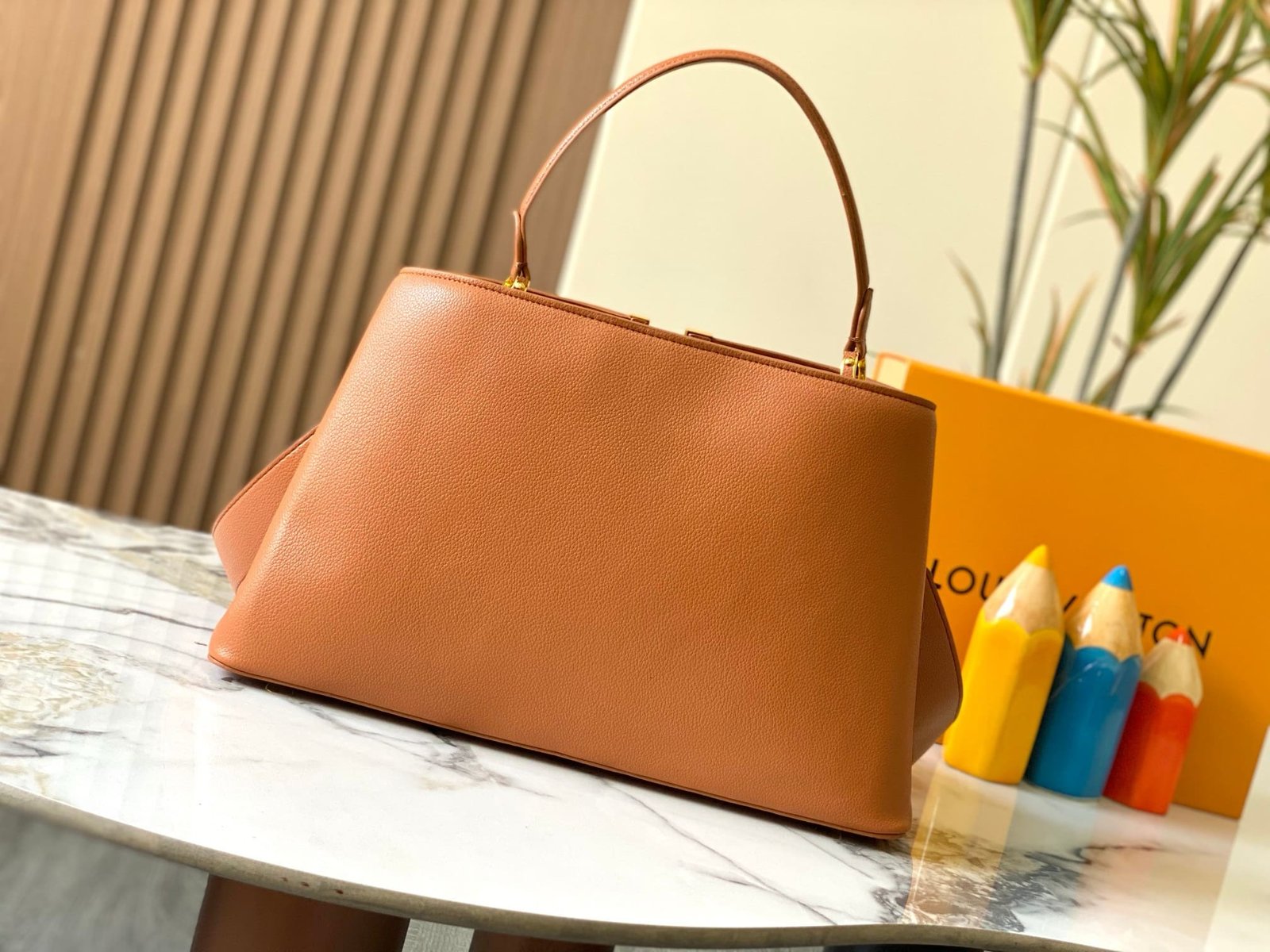L0vis Vvtt0n M24620 Large CAPUCINES SOUPLE BAG