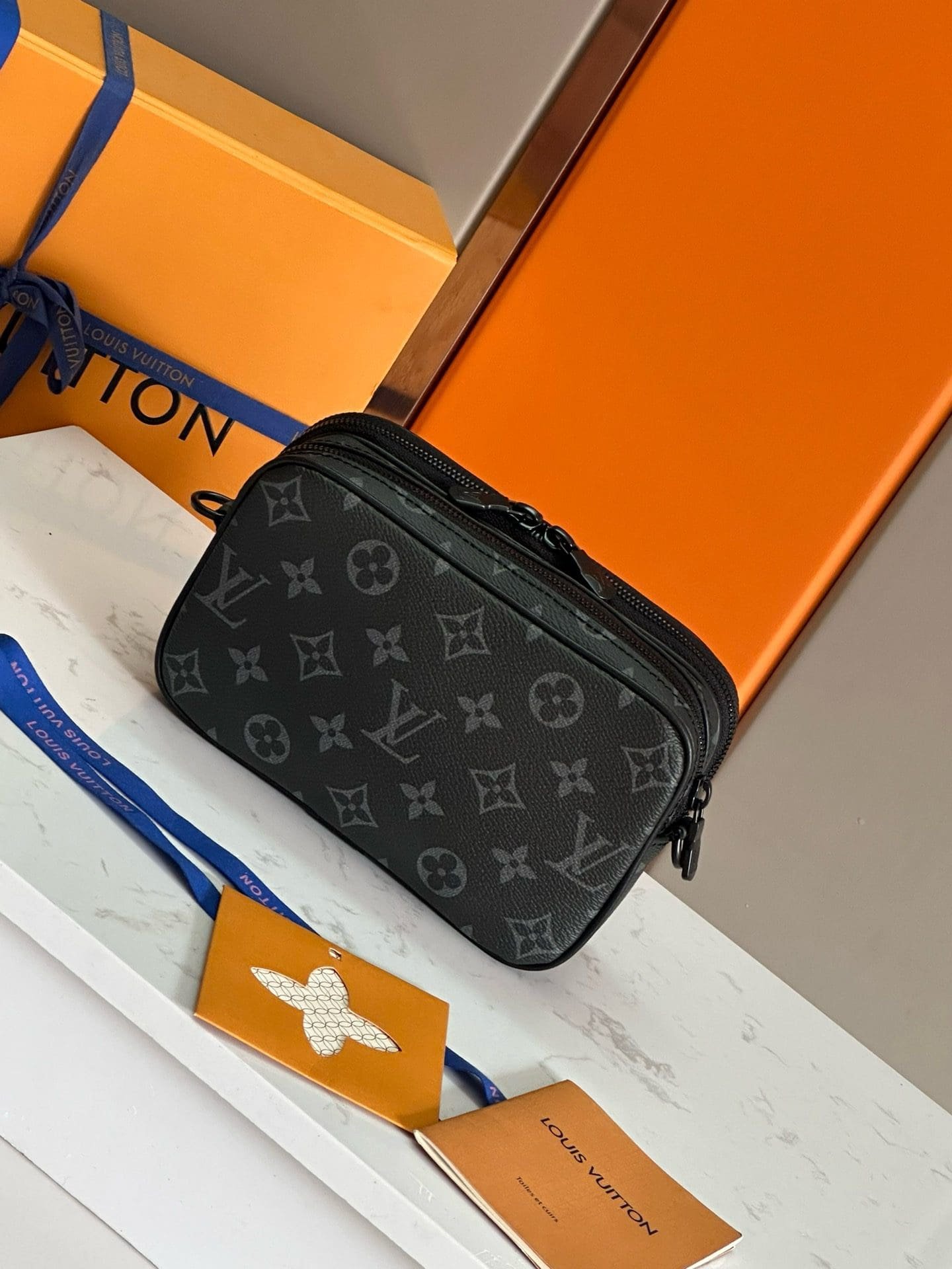 L0vis Vvtt0n M82542 Alpha wearable wallet