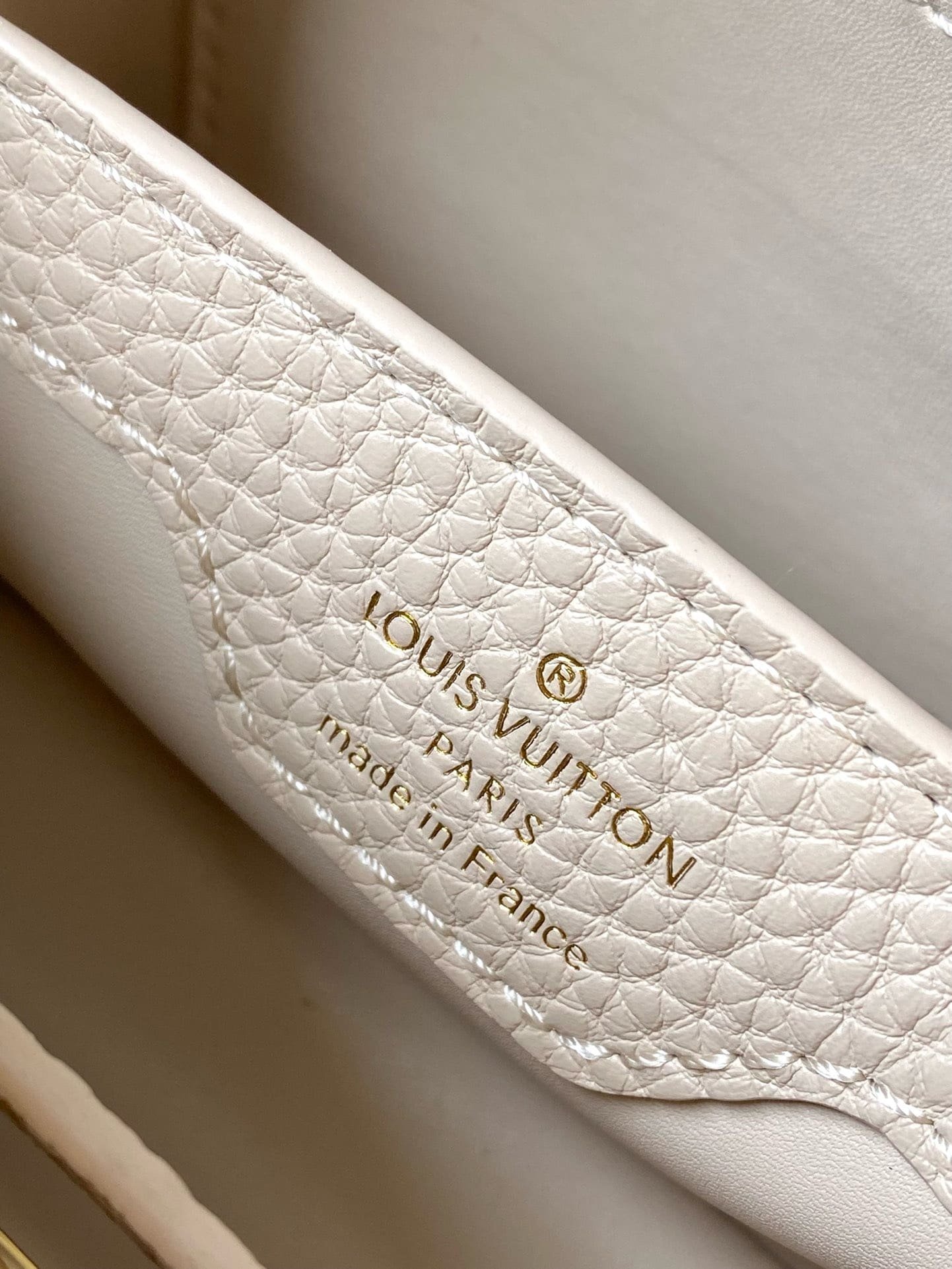 L0vis Vvtt0n M23952 CAPUCINES NANO BAG