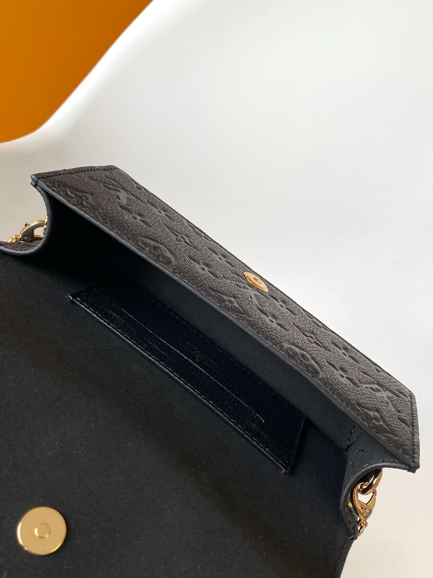 L0vis Vvtt0n M46919 Wallet On Chain Lily