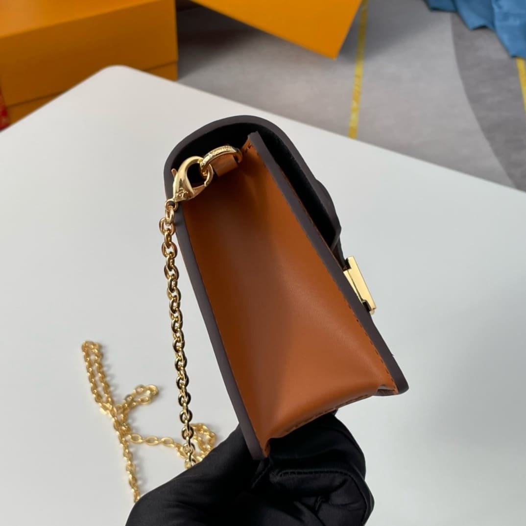 L0vis Vvtt0n Dauphine Chain Wallet M68746