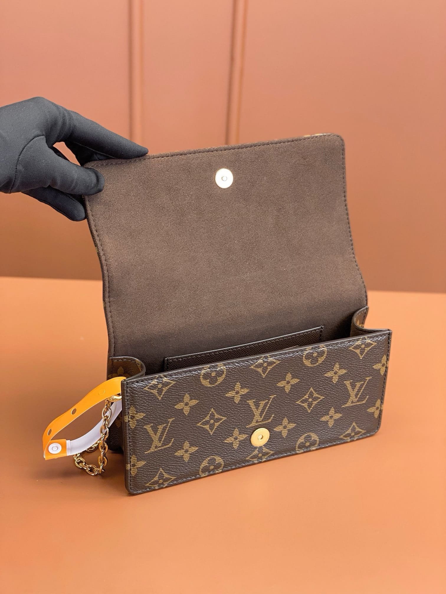 L0vis Vvtt0n M82509 Wallet On Chain Lily