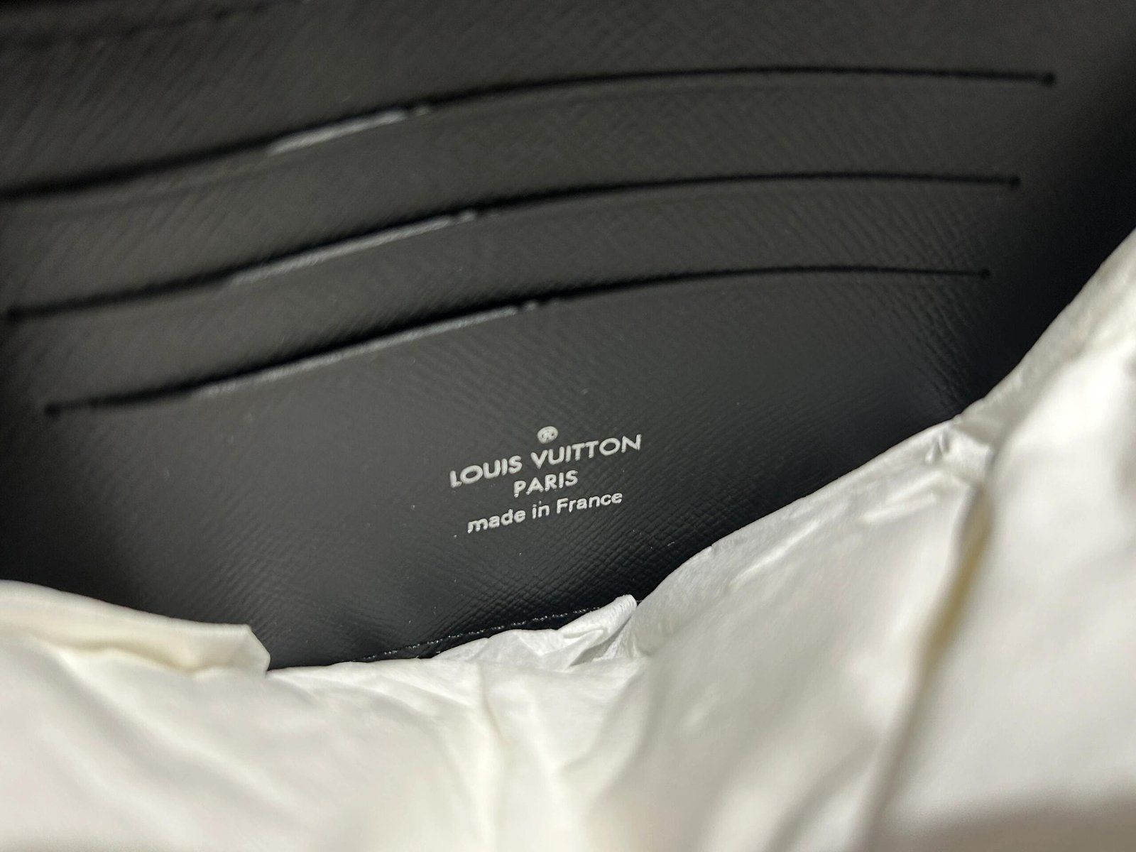 L0vis Vvtt0n M80741 Alpha Wearable Wallet