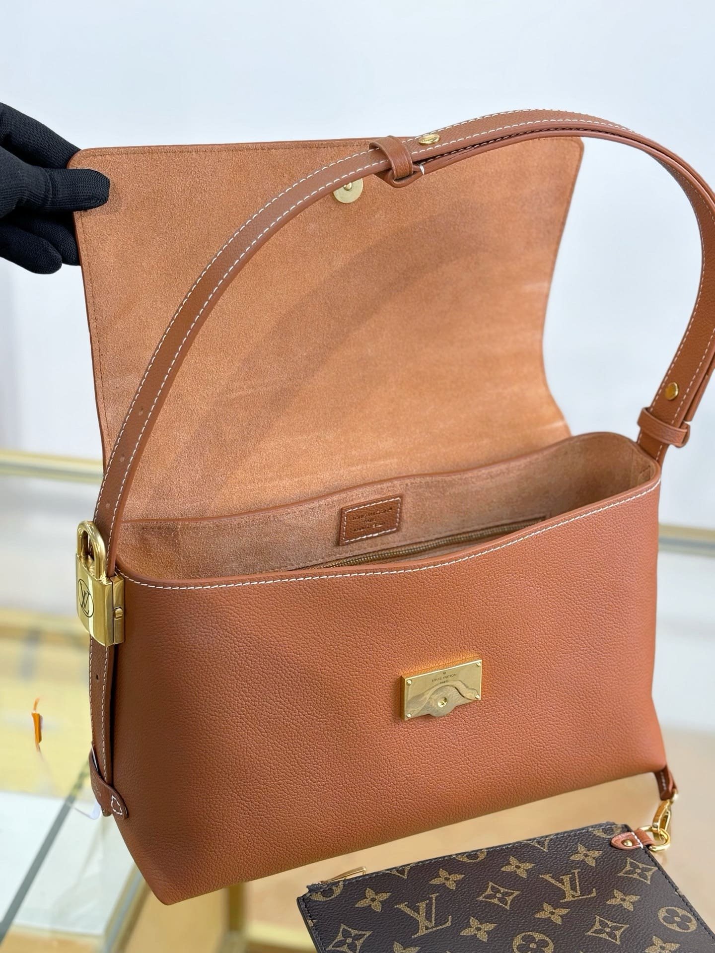 L0vis Vvtt0n M13151 Low Key Messenger Bag