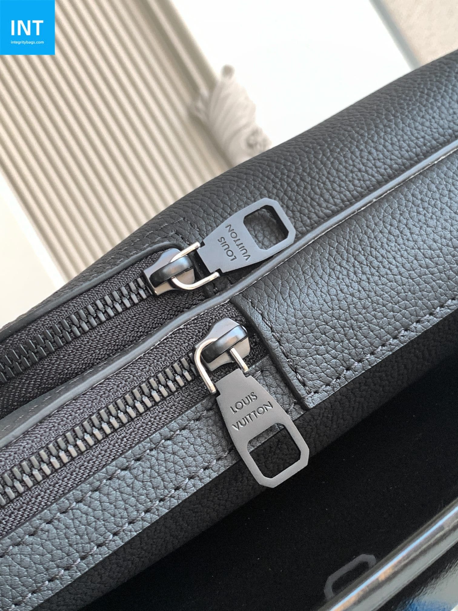 L0vis Vvtt0n M15255 Avenue Slingbag PM