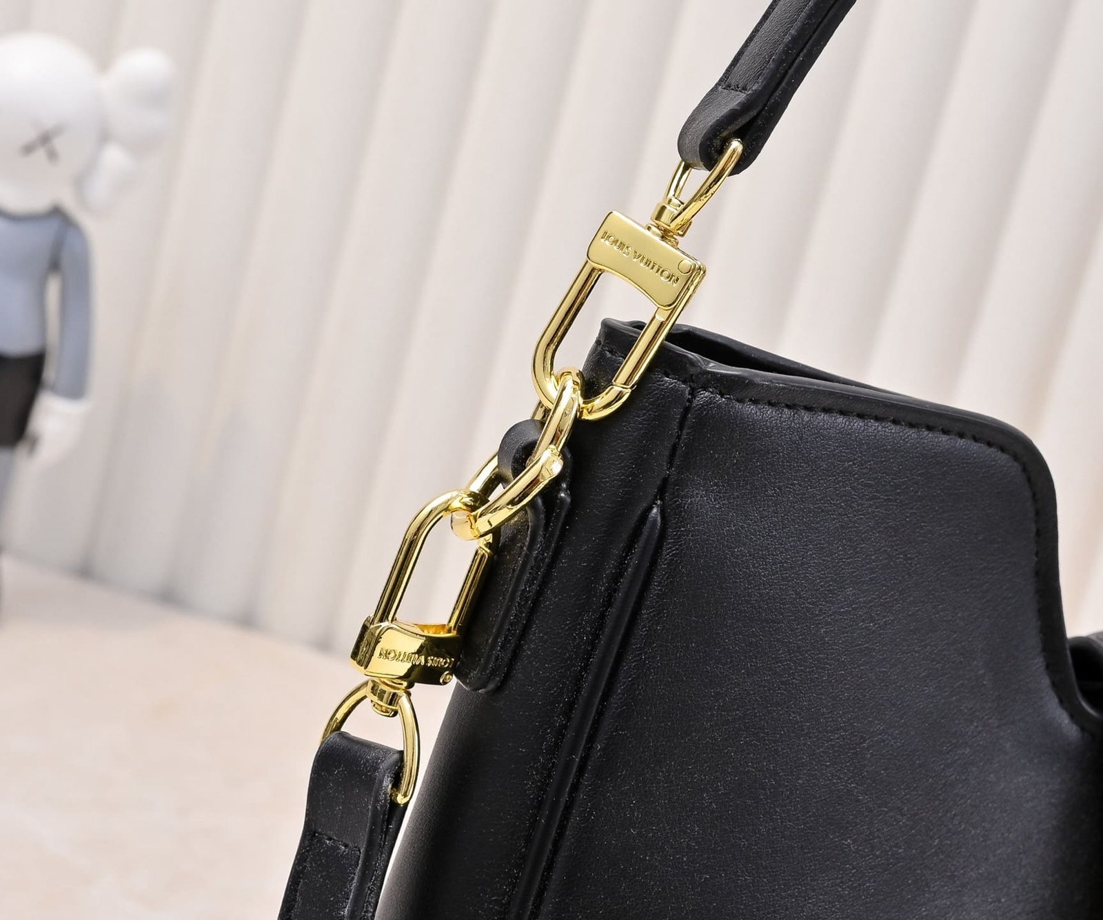 L0vis Vvtt0n’s new hobo bag