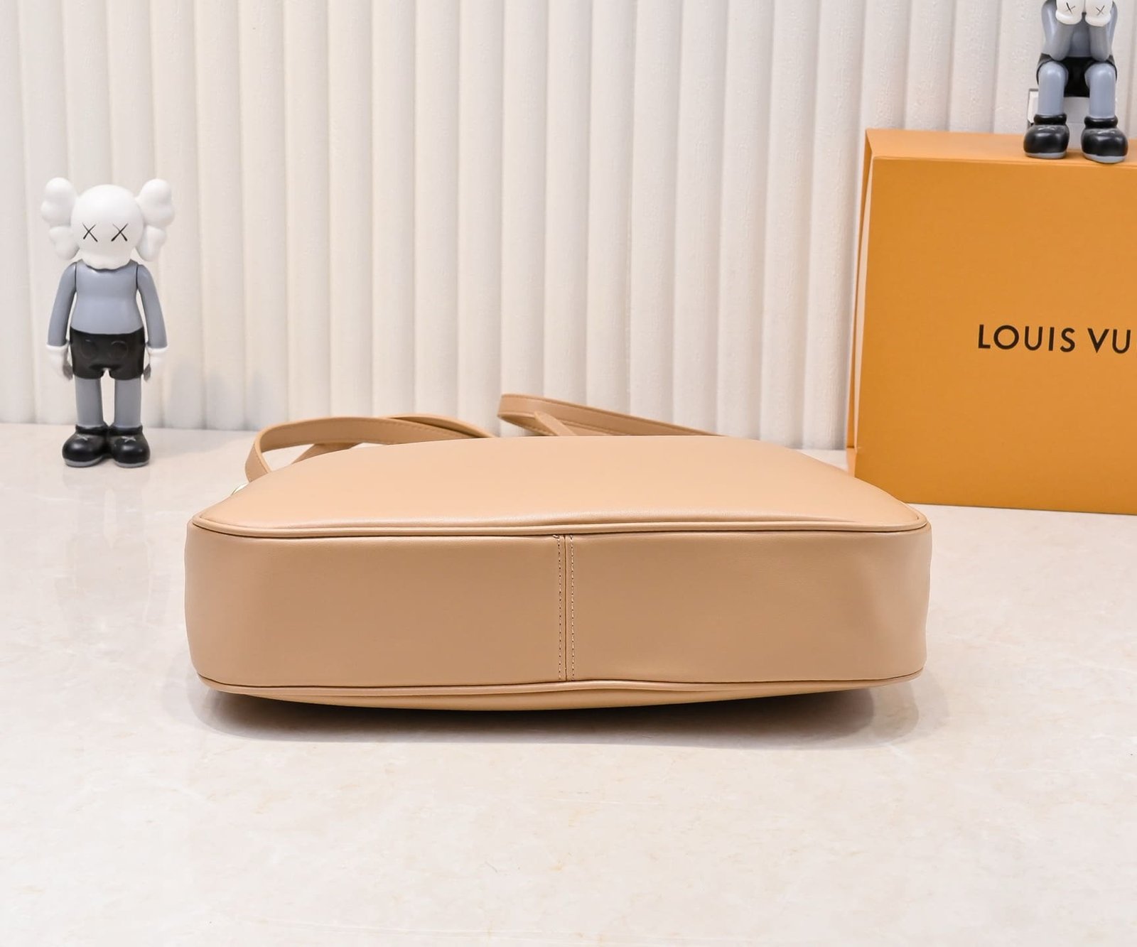 L0vis Vvtt0n’s new hobo bag