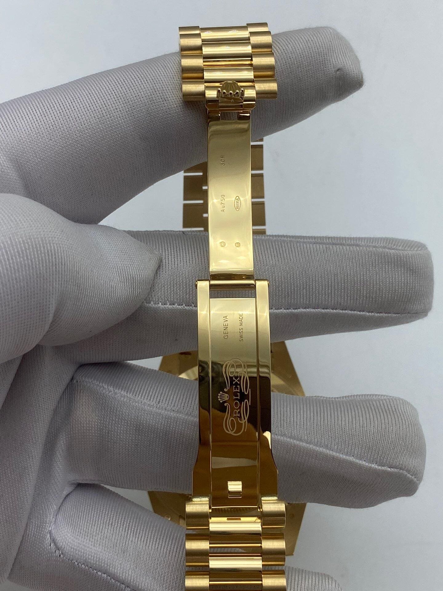 R01ex Day-Date 40 228348RBR Yellow Gold Green Ombre Roman Numeral Dial D1am0nd Bezel (2024)