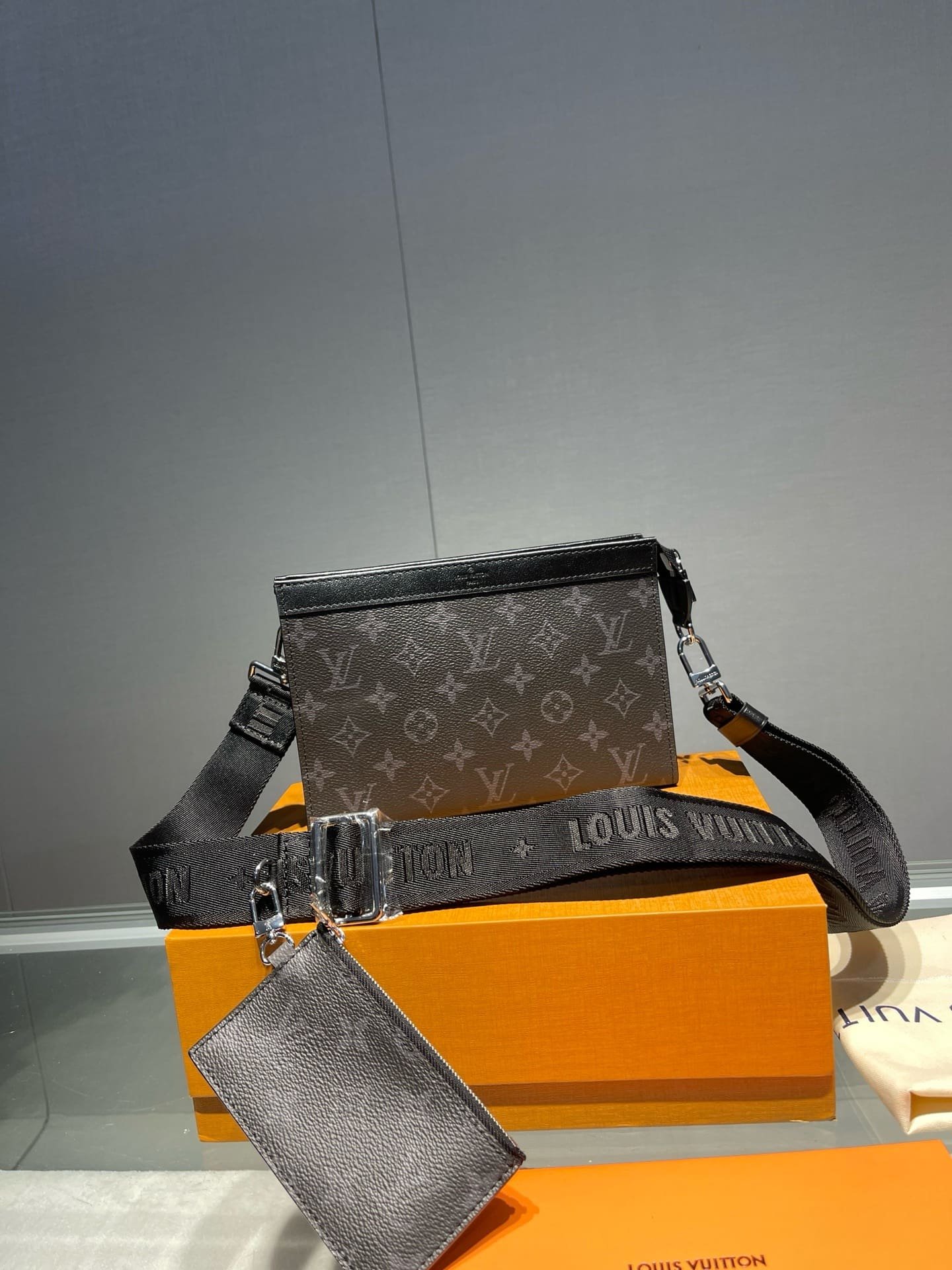 L0vis Vvtt0n M81124 Gaston Wearable Wallet