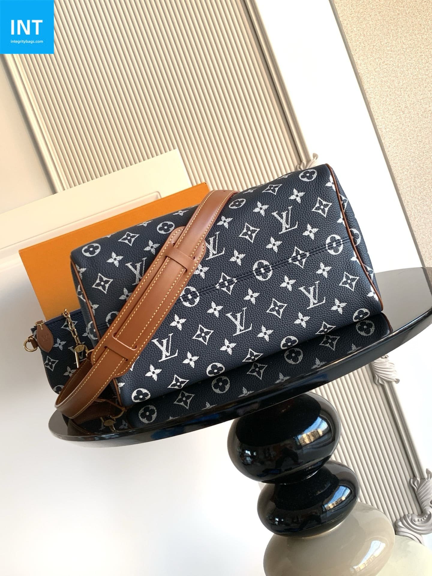 L0vis Vvtt0n M15282 Speedy P9 30 mit Schulterriemen