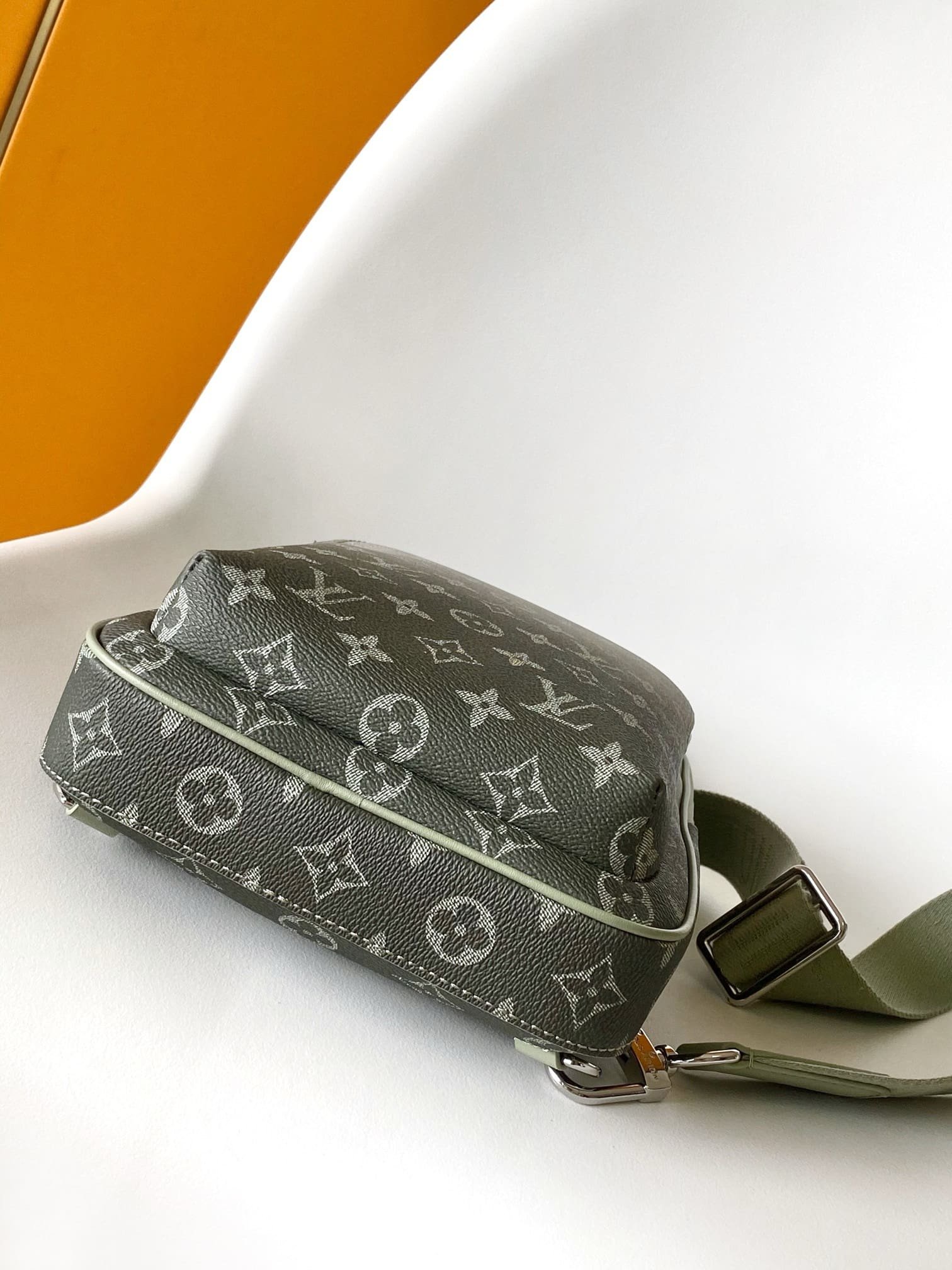 L0vis Vvtt0n M11702 Avenue Slingbag