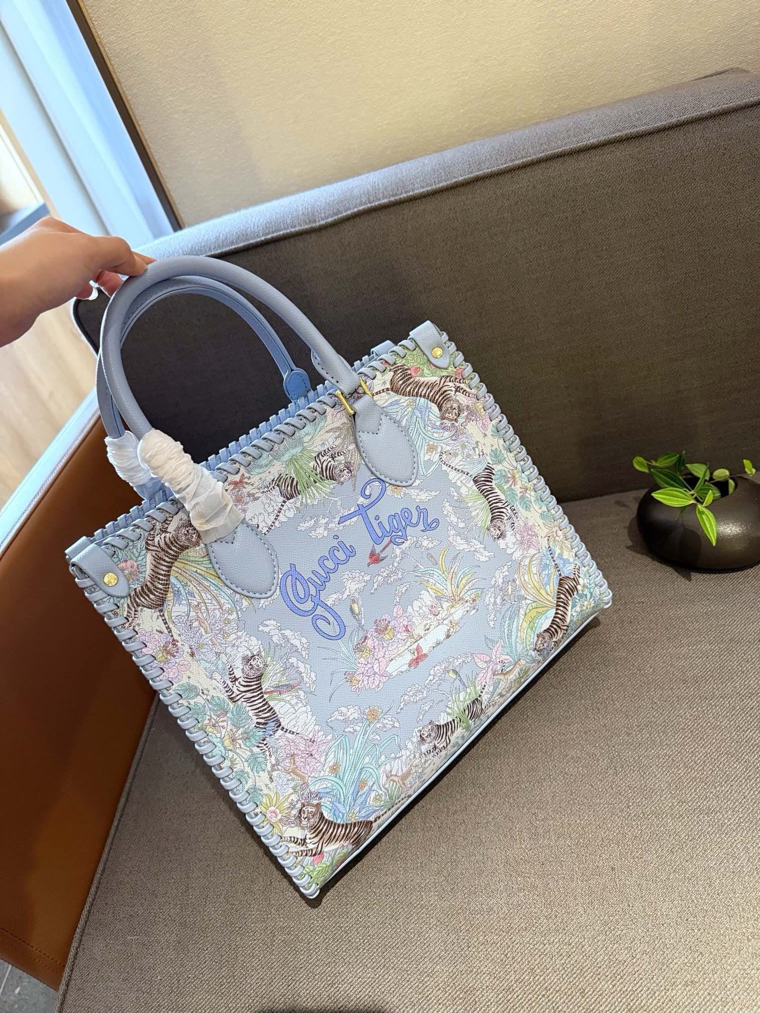 Gvc*1 Tiger Medium tote bag
