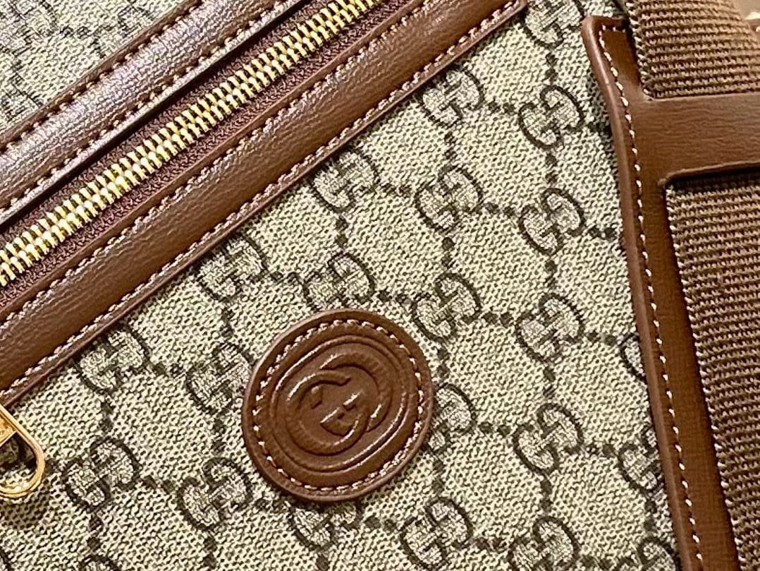 Gvc*1 Svp*me MESSENGER BAG