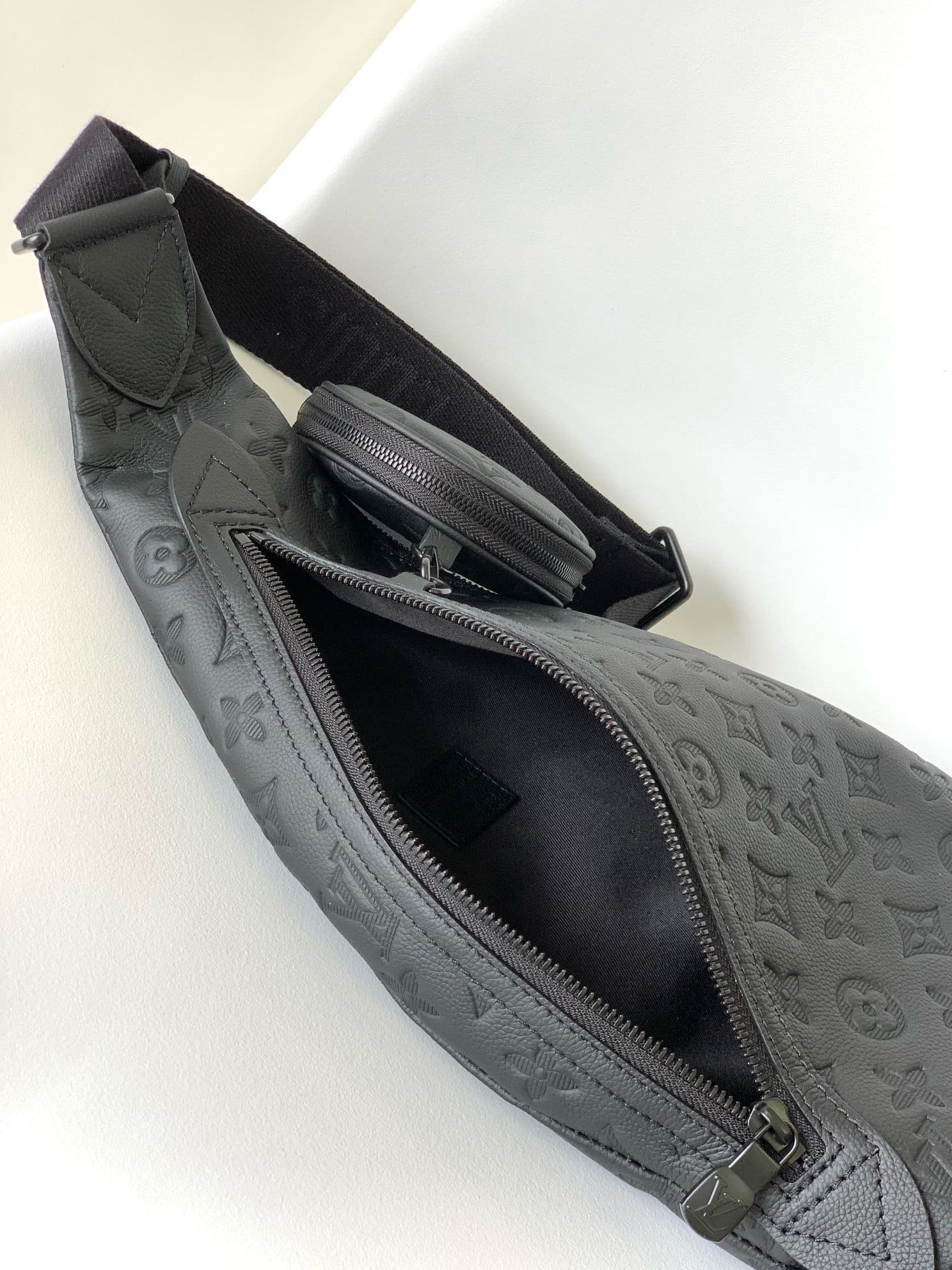 L0vis Vvtt0n M21890 Duo Slingbag