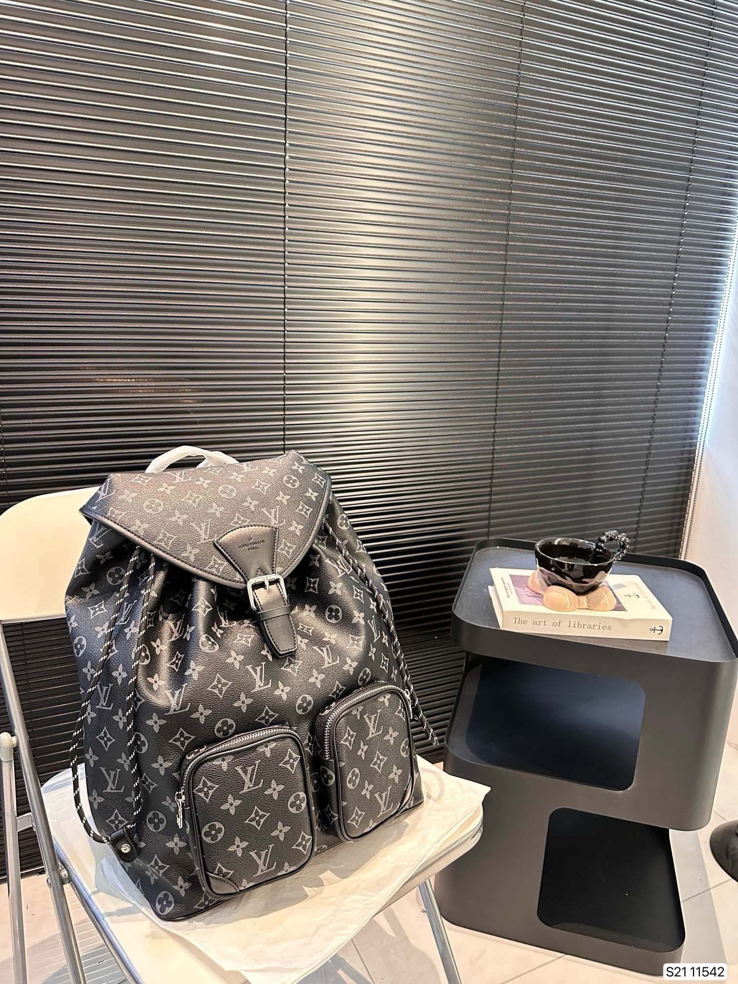 L0vis Vvtt0n Backpack