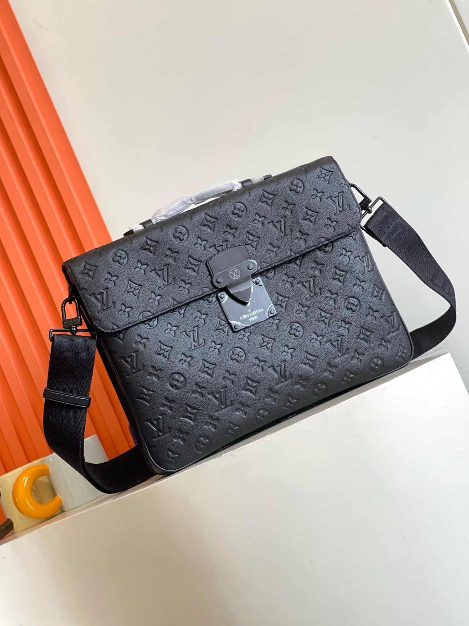 L0vis Vvtt0n M20835 S-Lock Briefcase