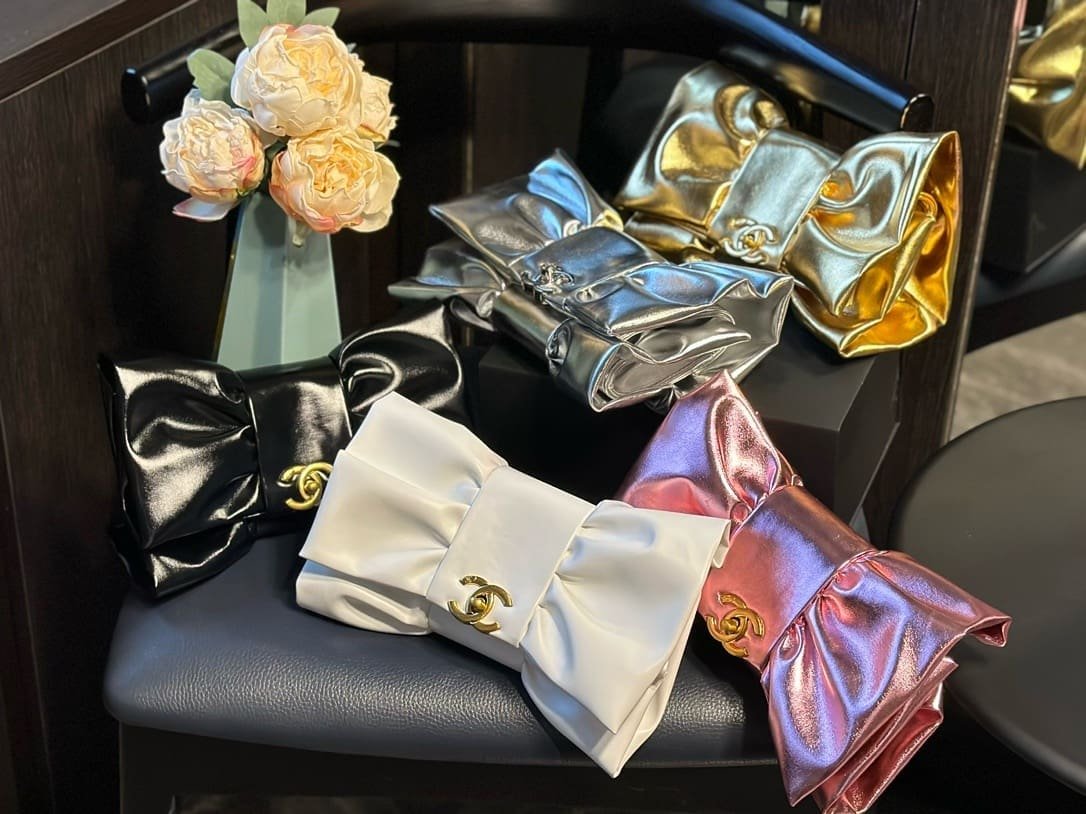 Ch**el Clutch Metallic Lambskin & Gold-Tone Metal Pink