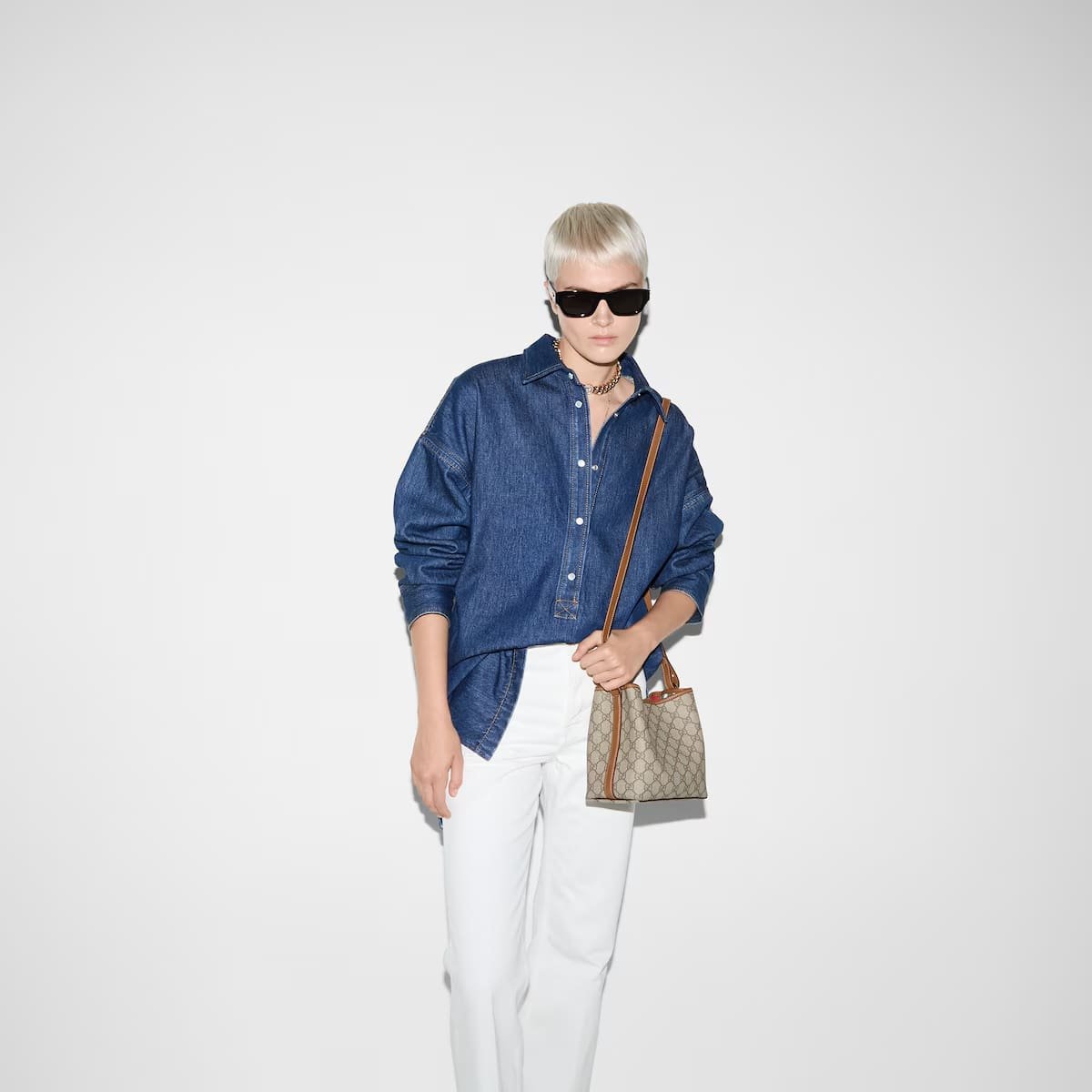 Gvc*1 GG Emblem mini bucket bag