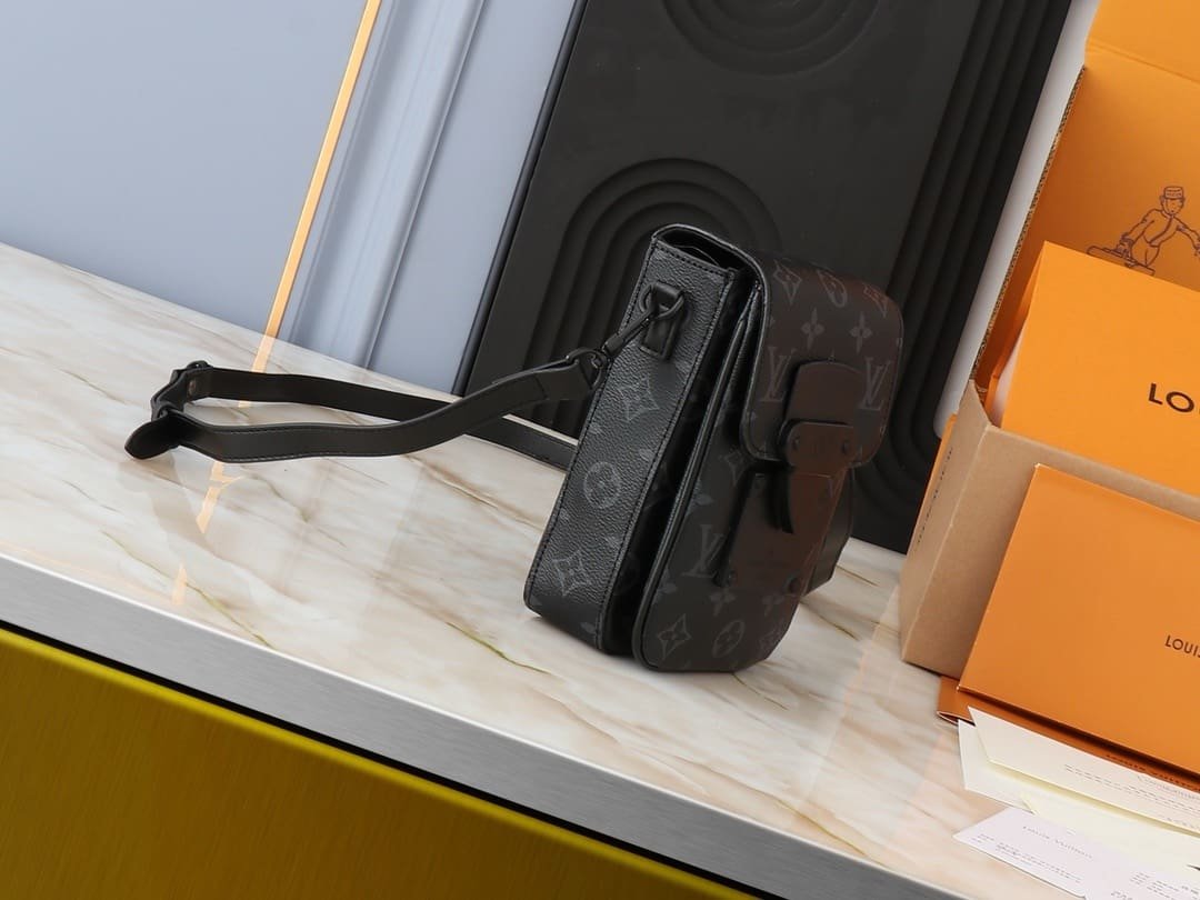 L0vis Vvtt0n M82252 S-Lock Vertical Wearable Wallet