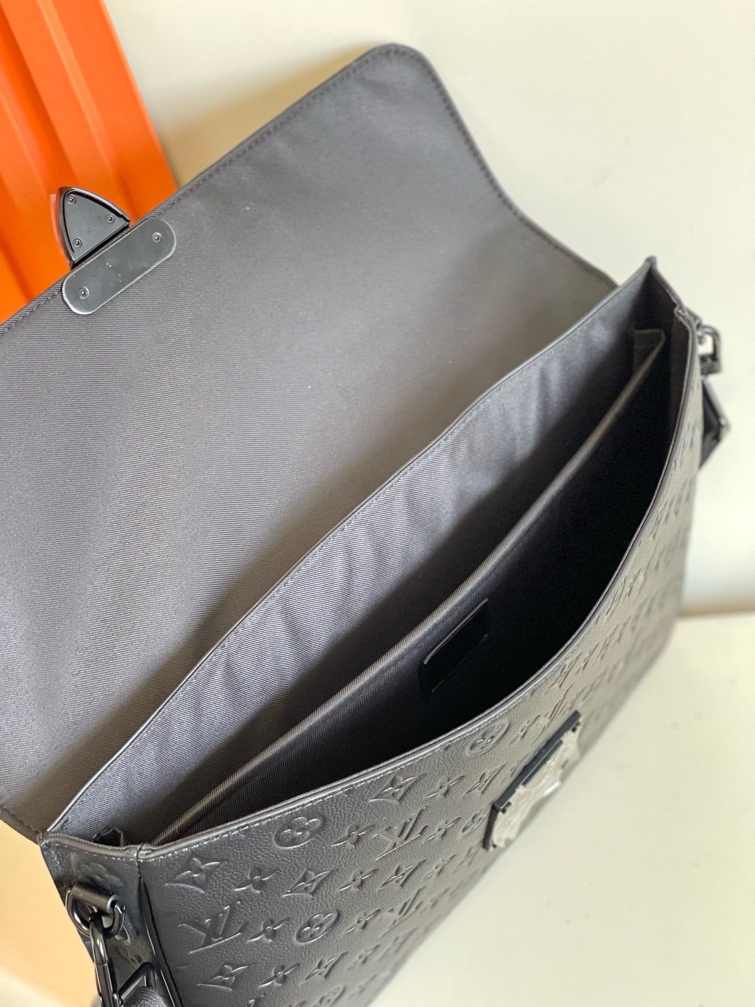 L0vis Vvtt0n M20835 S-Lock Briefcase
