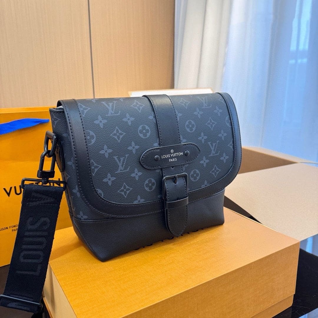 L0vis Vvtt0n M45911 Saumur Messenger Bag