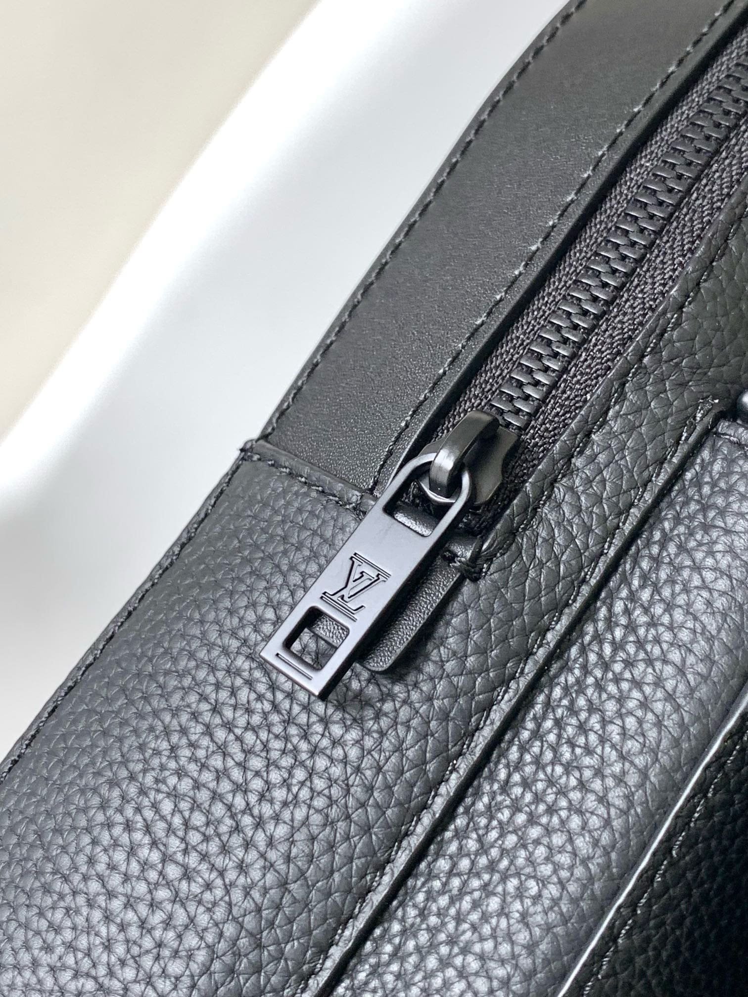 L0vis Vvtt0n M23736 Pilot Slingbag