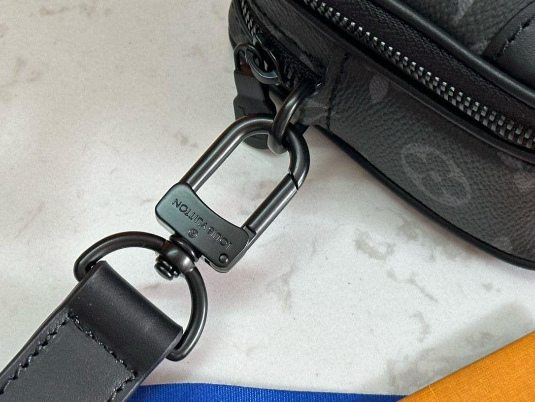 L0vis Vvtt0n M82542 Alpha wearable wallet