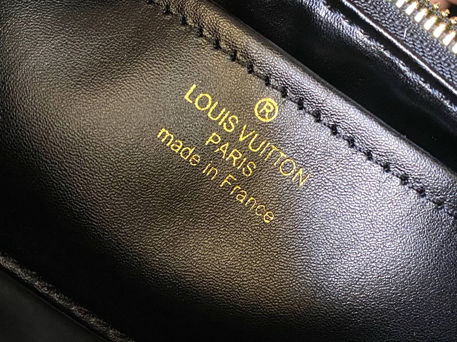 L0vis Vvtt0n M24607 Large CAPUCINES SOUPLE BAG